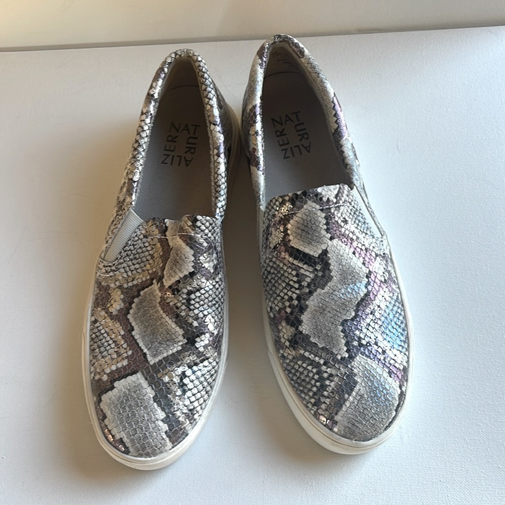 NWOT NATURALIZER AILEEN MERMAID SNAKE PRINT SNEAKERS 7.5 MED DISPLAY PAIR